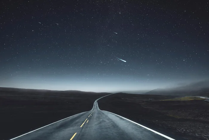 Gece yıldızlar altında uzanan yol