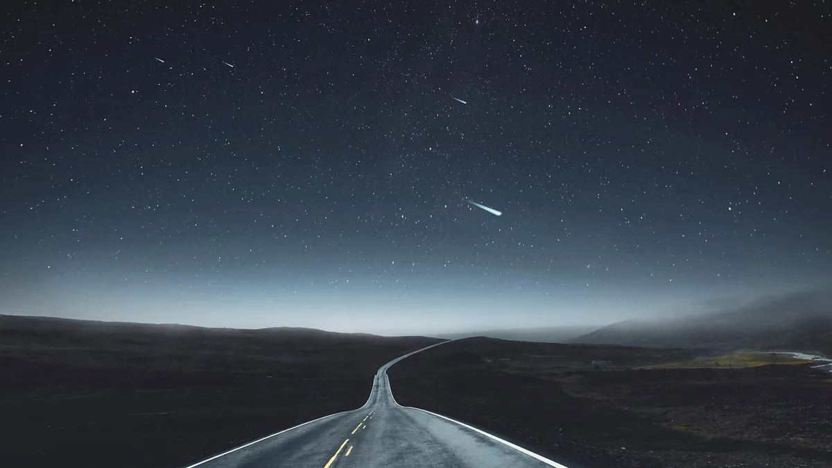Gece yıldızlar altında uzanan yol
