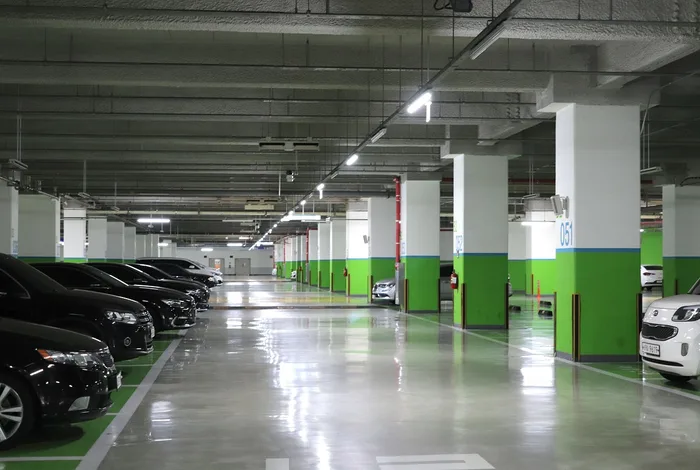 Kapalı otoparkta park etmiş araçlar