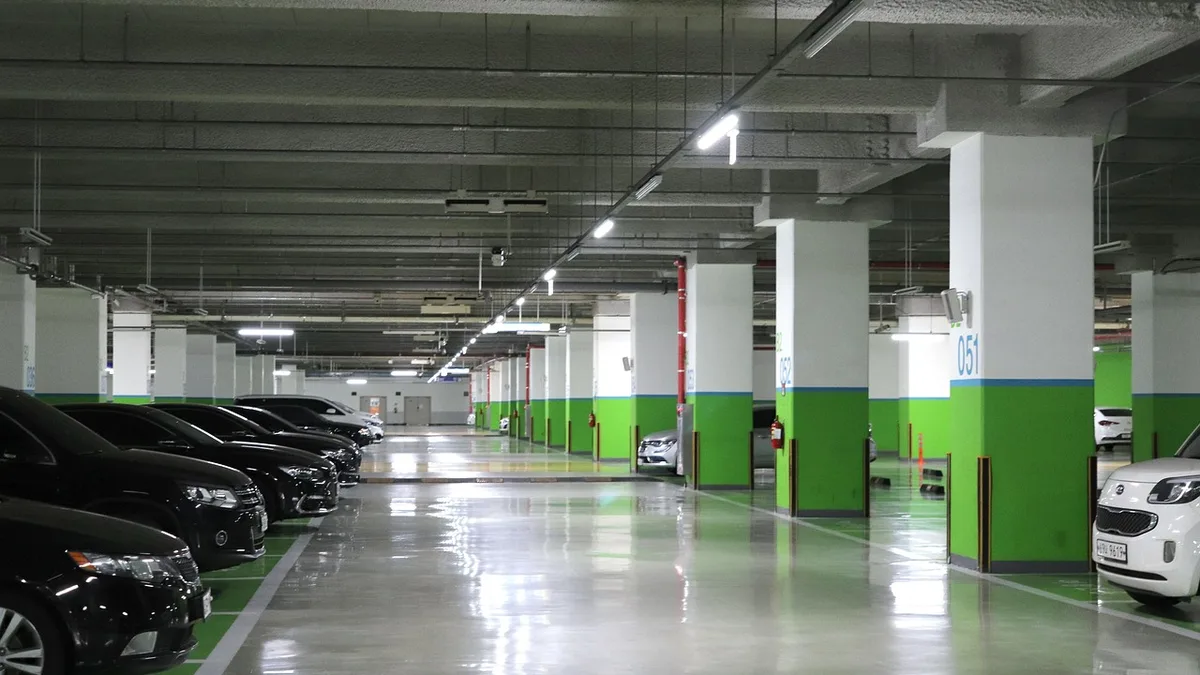 Kapalı otoparkta park etmiş araçlar
