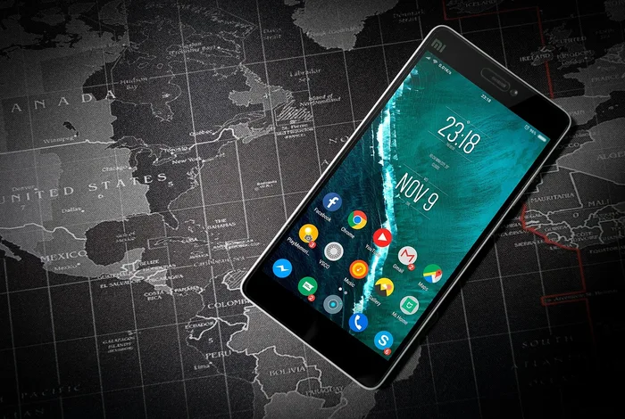 Dünya haritası üzerinde akıllı telefon