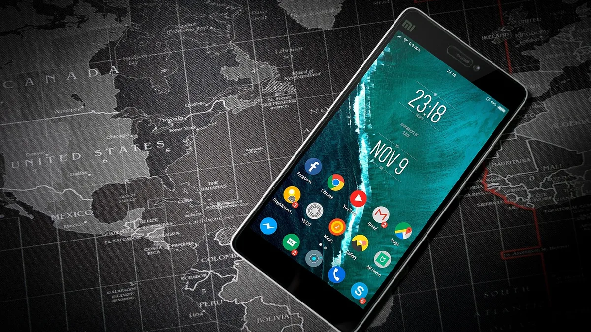 Dünya haritası üzerinde akıllı telefon