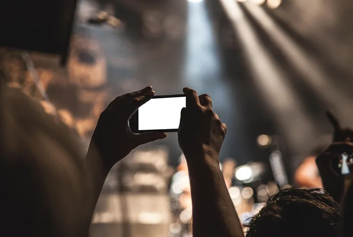 Telefonla fotoğraf çeken el