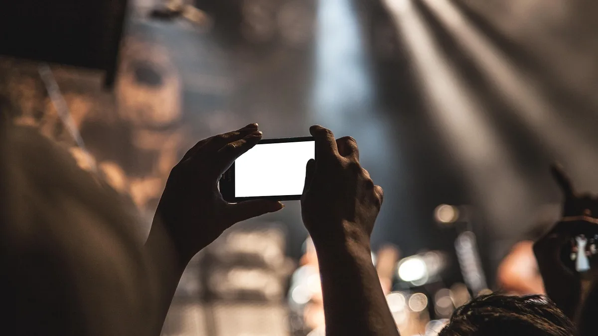 Telefonla fotoğraf çeken el